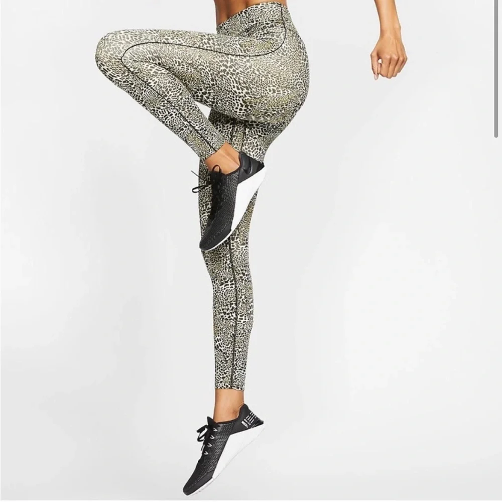 Nike One Leopard Print Mid Rise 7/8 Dri-Fit Tights